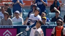 まるで時が止まったかのよう！ 大谷翔平、バッテリー、球審…誰もが“超滞空弾”を見上げる異次元の瞬間