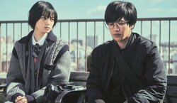 「目が合うと離せなくなる」平手友梨奈の演技を岡田将生＆志尊淳が絶賛 『さんかく窓の外側は夜』場面写真