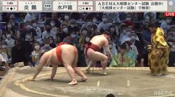 「なにがあった？」勝負所相手を見失い回転する力士と倒れ込む力士　館内騒然「なにこれ！w」「決まり手、オケツドン」視聴者も困惑