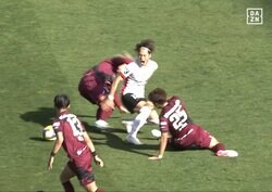 「荒すぎやろ！」大迫勇也が渡邊凌磨の足を踏みつけ…「危険じゃない？」「カード出してよ」「今のはあかん」ファン騒然