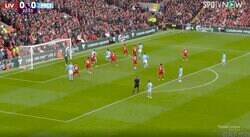 「速すぎて見えねえ…」「狂ってるな」予測不可能の“超高速クロス”が炸裂した瞬間　世界最高のゲームメーカーのエグすぎる高精度キック