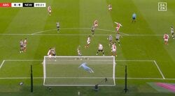 衝撃の「7秒間」 アーセナルの猛攻を完封… 驚愕の“3連続ブロック”「何人いるんだよ！」 体を張った“鉄壁ディフェンス”にファン騒然