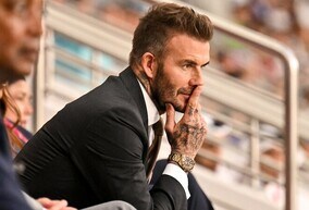 「本当に美しい男」ベッカムがイングランド対アメリカを現地観戦！ スタジアムでの圧巻の“自撮り”に反響【W杯】