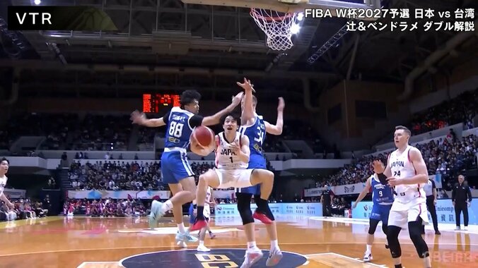 神業マジック！172cm日本代表PG、200cm超えダブルブロックを無効化「流川楓やん」「何回フェイク入れた？」齋藤拓実に解説・ファン驚愕【バスケＷ杯予選】 3枚目