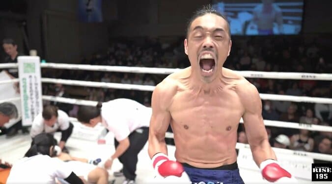 雄たけびを上げる安彦考真