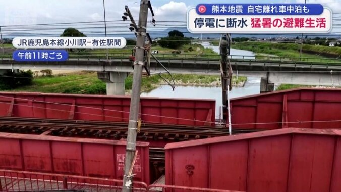 根元から折れ曲がり内側に傾く電柱