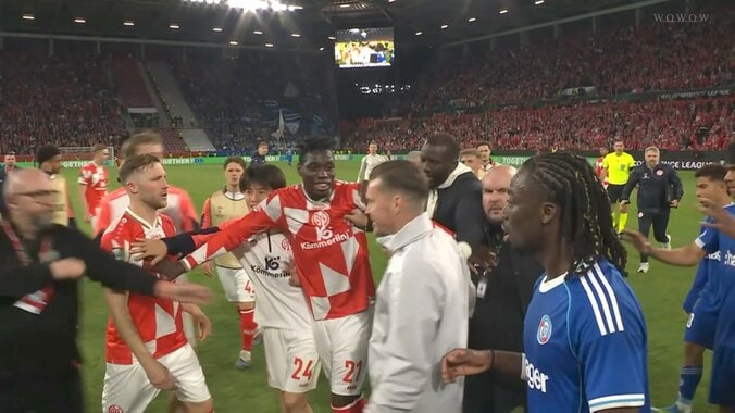 「何やってんだよ」佐野・川﨑出場マインツ戦で乱闘勃発！　試合終了も両チーム入り乱れて一触即発の事態…スタジアムは騒然 3枚目