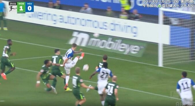 「なんでお前がキレるんや」 立てよジェスチャーで“一触即発”！ ピッチで痛がる選手を無理に引き起こしてヒートアップ 2枚目