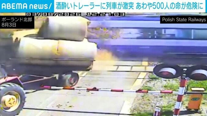 トレーラーに列車が猛スピードで激突する瞬間