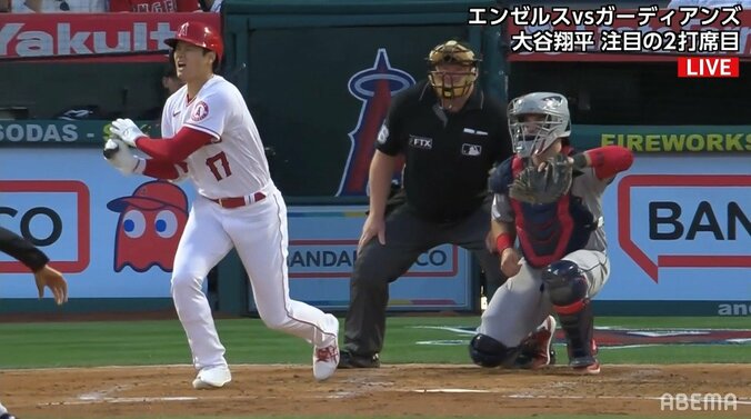 「痛ッ！」大谷翔平が右足に自打球を当て悶絶　顔を歪める様子に視聴者も思わず「いてて」 1枚目