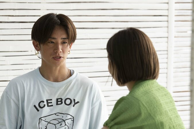 夜のプールで水着姿の美人ピラティス講師を強く抱きしめ…29歳経営者が不器用なアピール 4枚目