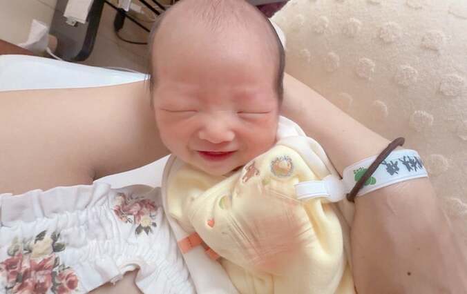 【写真・画像】辻希美、第5子の“初笑顔”に感激「可愛い過ぎだろぉ涙」祖母が令和版ゲップ法に挑戦　2枚目