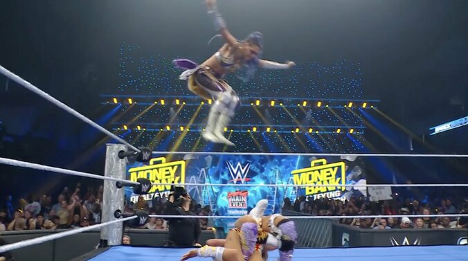 最上段からスタンプを見舞うジュリア