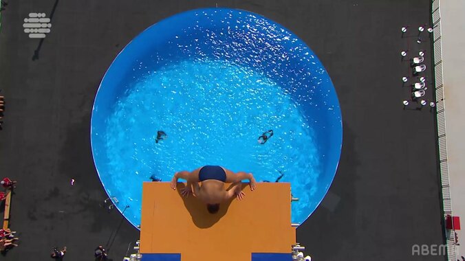 鳥肌もの！ビル9階の高さで逆立ちジャンプ→4回転宙返りする衝撃の大技炸裂の瞬間「腕でジャンプしてる」メダリストも感嘆 5枚目