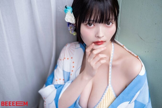 元公務員コスプレイヤー・すずらが多面的な魅力を見せるグラビア 『BEEEEM』初登場＆アザーカット公開 3枚目