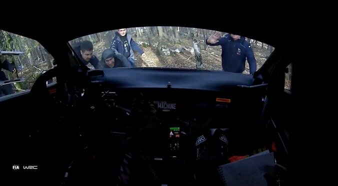 世界ラリー、トヨタの新星を“開始3分で”襲った衝撃アクシデント　観客総出の救出劇も路肩転落でレッカー出動の痛恨ミス 3枚目