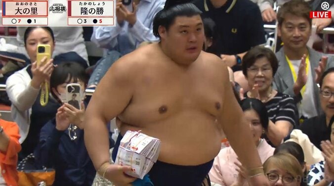 「すごい懸賞だな、しかし…」元若乃花、大の里が手にした懸賞の山にドン引き「ワイの年収以上の懸賞金」驚嘆の声も 4枚目