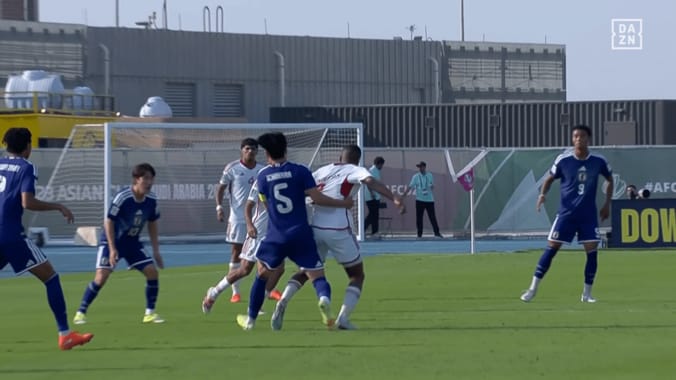 「中東の笛か？」日本代表主将に“謎のイエローカード”「そんな接触してないけど…」「何の警告よ」市原吏音への疑惑ジャッジにファン困惑【U23アジアカップ】 3枚目