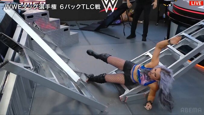 リング上、ラダーのキャンディスが衝撃落下