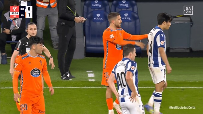 久保建英が激昂！敵を突き飛ばして口論…「めっちゃイライラしてる」「ついに感情爆発」「早くしろ！ってアピール」ソシエダは6試合未勝利で欧州行き絶望的 4枚目