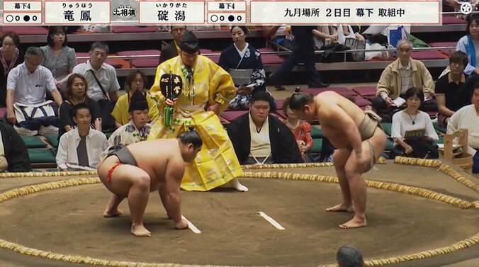走る、走る、行司が土俵を全力ダッシュ! 力士の速すぎる攻めに“あわや”の瞬間 館内どよめきも見事回避「ナイス行司w」 3枚目