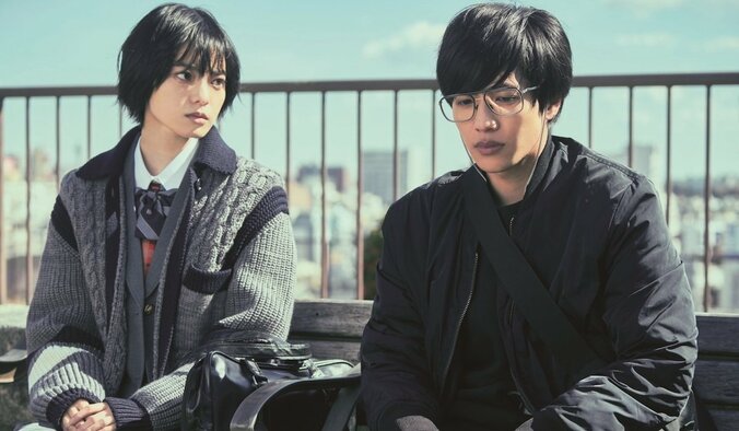 「目が合うと離せなくなる」平手友梨奈の演技を岡田将生＆志尊淳が絶賛 『さんかく窓の外側は夜』場面写真 1枚目