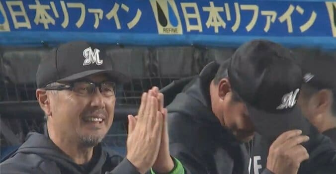 プロ野球界が震撼！？「歴史に残る名シーン」「今まで見たことない」 ロッテ・吉井理人監督がベンチで見せた衝撃のリアクションが話題に 1枚目