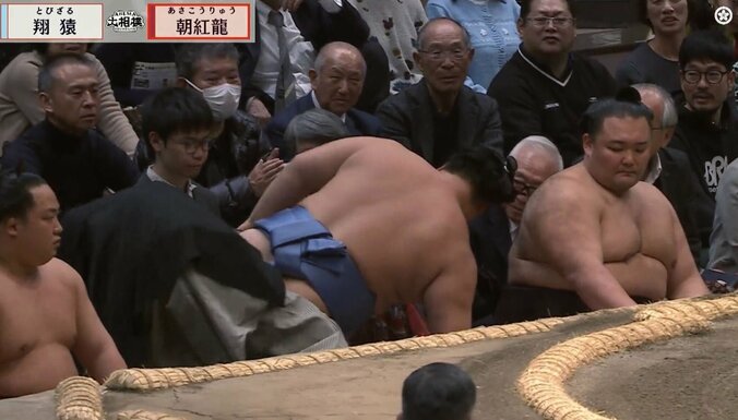 力士が親方にヒップアタック