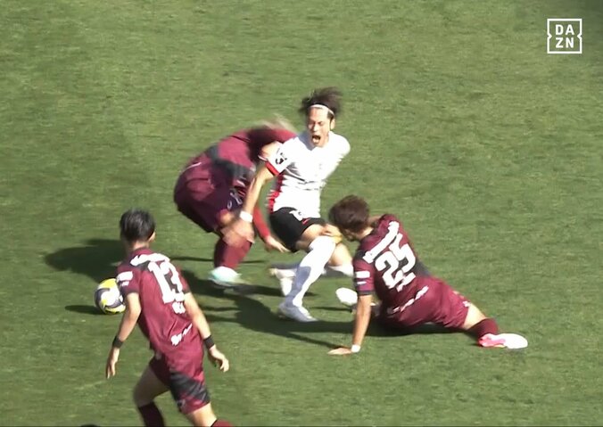 【写真・画像】波紋！ 大迫勇也が“顔面に肘”で悶絶…ホイブラーテンと激しい肉弾戦「カードでしょ」「正当にボールに行ってる」ファンの意見が割れた瞬間　1枚目