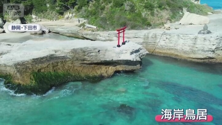 人気のフォトスポット「海岸鳥居」