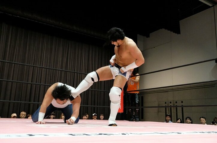 「那須川天心のケツキック」前に「長渕キック」が直撃　どうなる大家健！