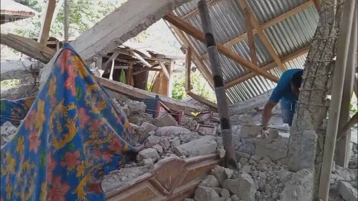 インドネシア地震で53人死亡 全壊900棟 複数の土砂崩れ 港のターミナルビル崩壊