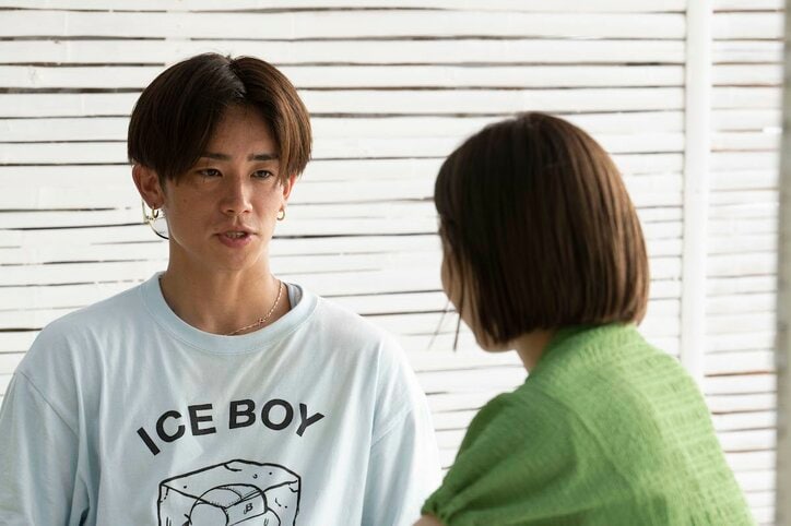 夜のプールで水着姿の美人ピラティス講師を強く抱きしめ…29歳経営者が不器用なアピール