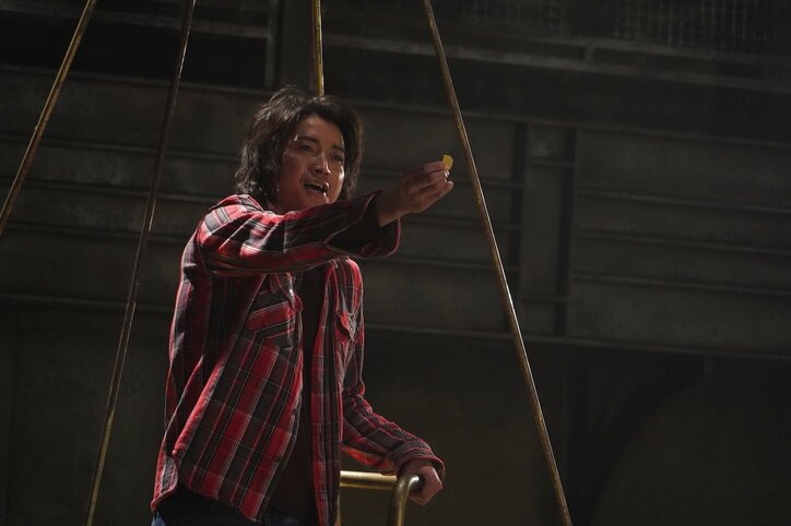 藤原竜也、キンキンに冷えたビールに笑顔 映画『カイジ』より場面写真19枚公開