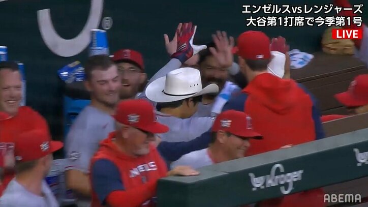 これがかぶりたかった！大谷翔平、今季初本塁打 ベンチで今季から恒例「カウボーイハット」ファンも歓迎「ハットきた」「帽子谷かわよ」
