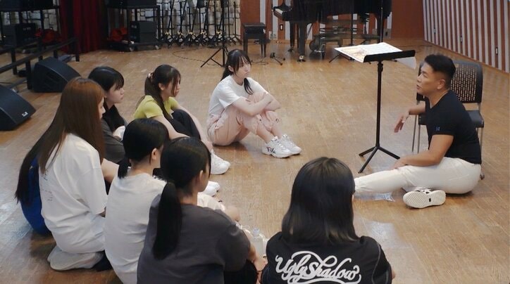 「やる気があるのかないのかどっちだ！」響き渡る怒号、ボーカル講師の厳しいダメ出しに練習生たちが涙