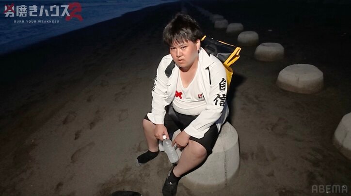 【写真・画像】遅れ始めたメンバーに異変、スタッフも「マジで大丈夫…？」 “タイヤを引いて砂浜55kmを踏破”の超過酷ミッション　2枚目