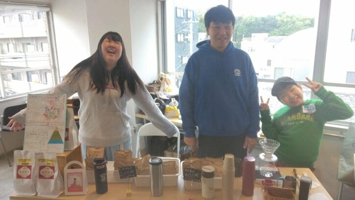 2024年11月10日、ポップアップショップに立った俊介さん、父・知誠さん、母・舞奈美さん