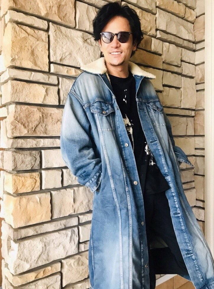 稲垣吾郎 香取慎吾から貰ったデニムコート姿に ワイルド お洒落 の声 その他 Abema Times