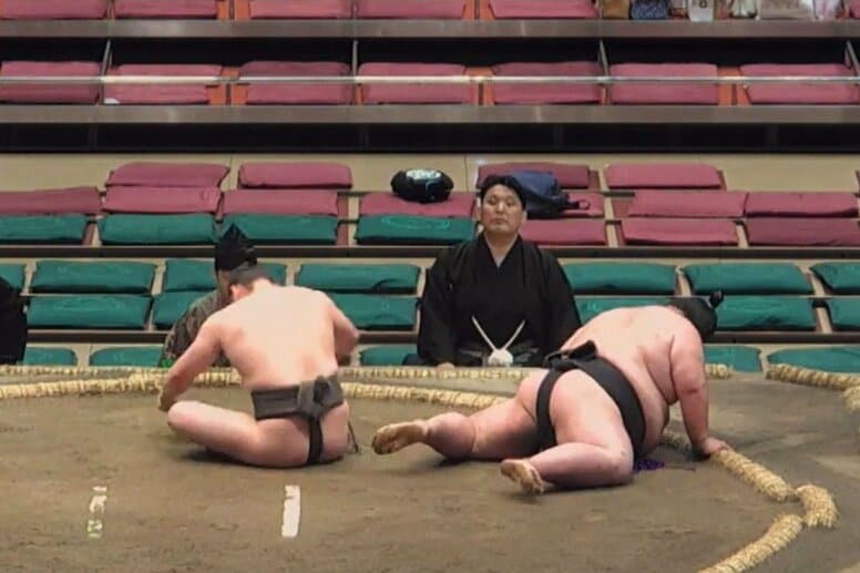 え、そこから？ 力士、あぐら状態から“一瞬で跳ね上がる”驚きの光景 衝撃の身軽さにネット騒然
