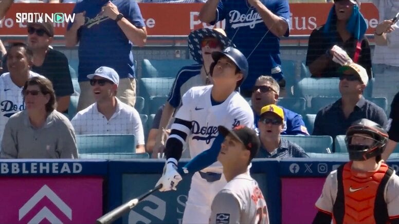 まるで時が止まったかのよう！ 大谷翔平、バッテリー、球審…誰もが“超滞空弾”を見上げる異次元の瞬間