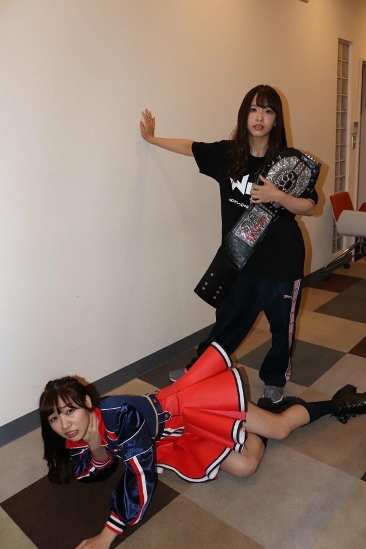 SKE48・松村香織、須田亜香里をエルボーで急襲＆ベルト強奪！DDT