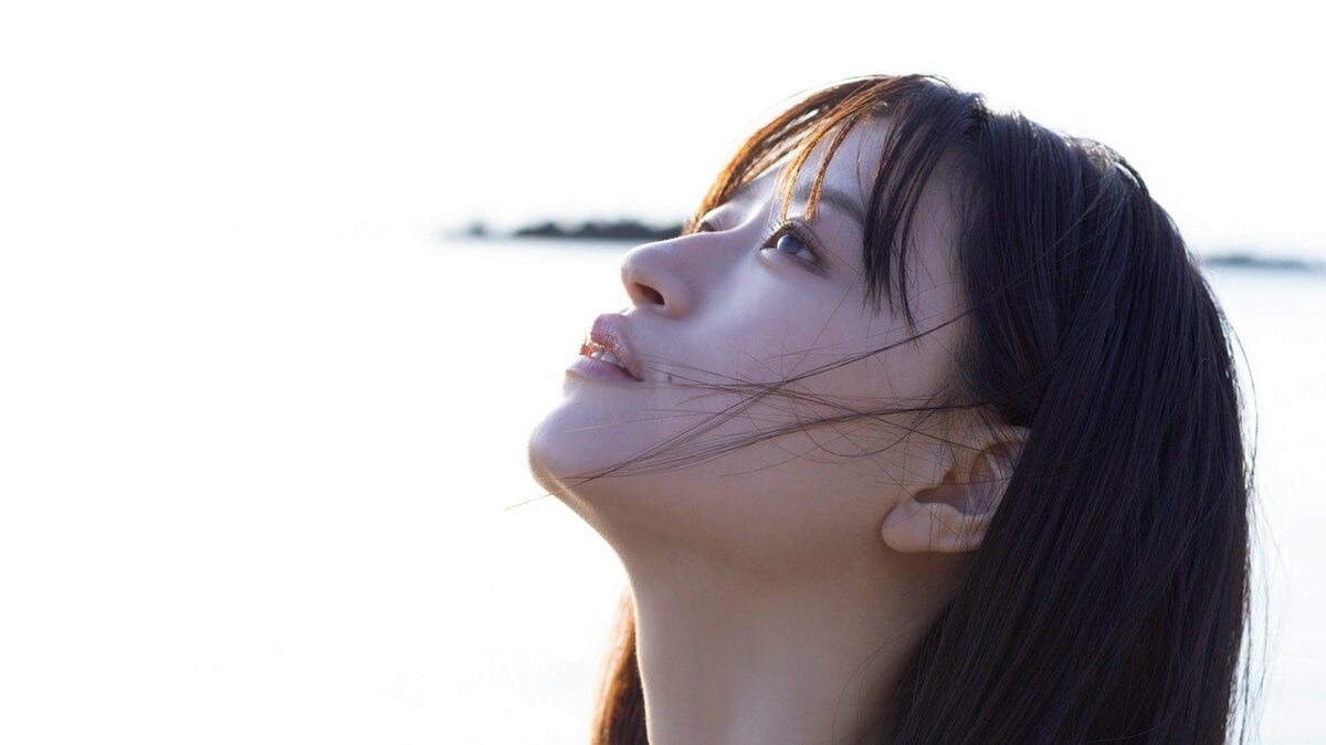 NMB48卒業後初グラビア 上西怜が開放感あふれるビキニやランジェリー姿