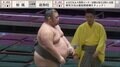 「すしざんまいかよw」勝ってポーズを取る力士と敗れた力士はなぜか笑顔……“取組後の謎展開”にファン熱視線「土俵の上がカオス」「どうなってんだw」