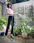工藤静香のスタイル抜群な“水やり”ショットにファン称賛「脚長い~!!」「憧れます」