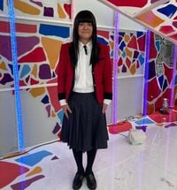 千鳥ノブ、『賭ケグルイ』の浜辺美波を真似た“制服コスプレショット”を披露し話題「こんな子いる笑」「癖が凄すぎる！」の声
