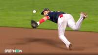 超メジャー級の美技！吉田正尚の同僚ターナーが魅せた“バックハンドトス”が華麗すぎる「うめぇ」「まじかよ」「すげぇ」ファンも大興奮