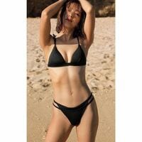 藤田ニコルのくびれ際立つ悩殺水着ショットに「カッコいい」「超絶綺麗＆美人」と称賛の声