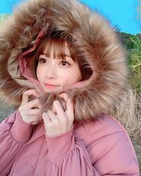 生見愛瑠のモコモコアウターに顔を埋める姿が「ピンクめるライオン」「かわい杉る」と話題