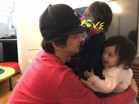 大渕愛子『子供たちを抱きしめる夫』